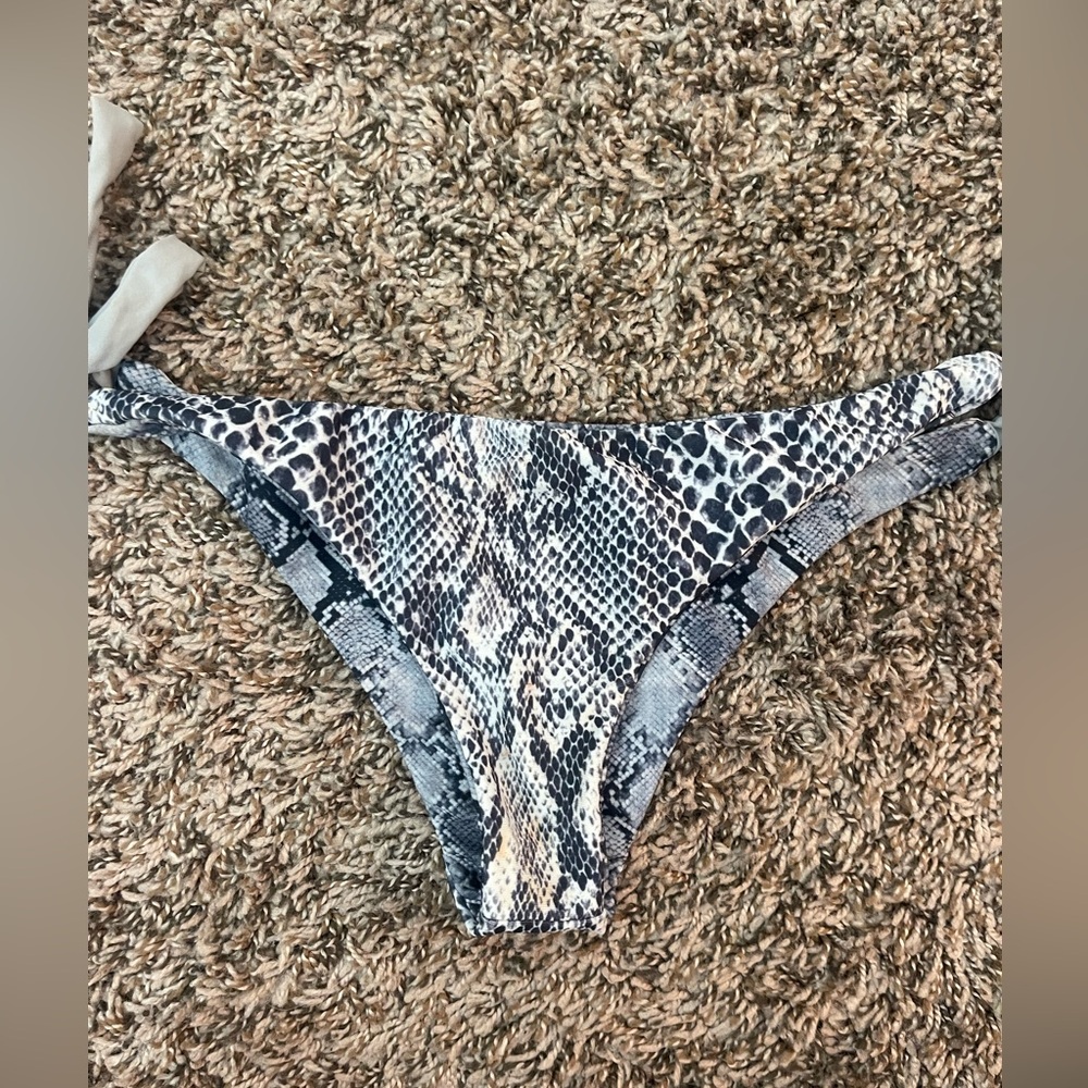 Snakeskin acacia lookalike bottoms. Adjustable size, size L fits S-M